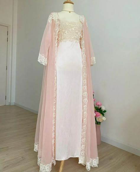 Princess Gown Royalty Medieval, Fantasy Nightgown Princesses, Medieval Nightgown Princesses, Fairytale Nightgown, Bridgerton Nightgown, Anime Royalty Outfits, Fairytale Dress Medieval, Bridgerton Dresses Inspired, Historical Dresses Medieval