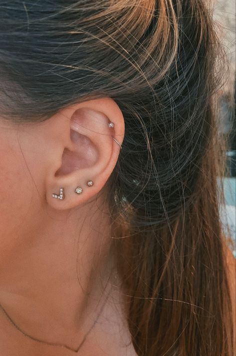 Double Helix Piercing Studs, Double Helix Piercing Ideas, Peircings Women, Double Helix Piercings, Helix Piercing Stud, Double Helix Piercing, Piercing Inspiration, Pretty Ear Piercings, Helix Hoop