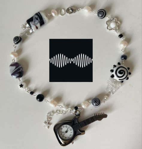 Arctic Monkeys Necklace, Chase Atlantic Bracelet Ideas, Chase Atlantic Bracelet, Arctic Monkeys Bracelet, Pulseras Kandi, Kandi Bracelets, Music Jewelry, Bead Charms Diy, Diy Bracelet Designs