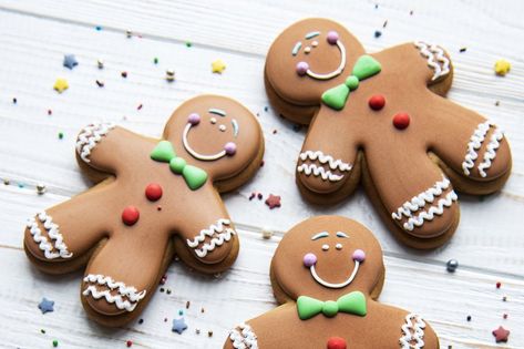 Christmas gingerbread men  on a white wooden background.  Homemade delicious Christmas gingerbread Gingerbreadman Cookies, Christmas List Ideas, Ginger Biscuits, Gingerbread Crafts, Christmas Gingerbread Men, Diy Christmas Decorations Easy, White Christmas Decor, Gingerbread Christmas, Christmas Gift Baskets