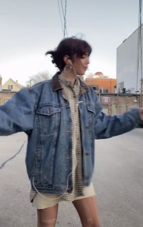 Denim Fleece Jacket Outfits, Trendy Jean Jacket Outfit, Denim Jacket Jeans Outfit, Blue Denim Jacket Outfit Aesthetic, Oversized Denim Jacket Aesthetic, Jean Jacket Fur Collar Outfit, Jean Jacket Oversized Outfits, Black Jean Jacket Outfits Aesthetic, Denim Jacket Outfit Women Fall