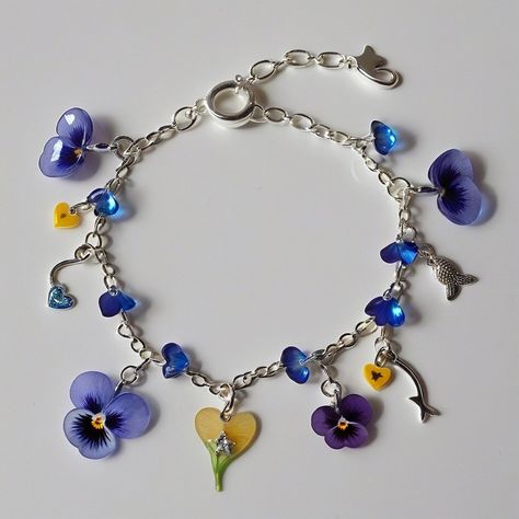 Gorgeous Resin Pansy Flower Bracelet: Nature's Beauty on Your Wrist! 🌸✨" "Adorn your wrist with the exquisite beauty of nature! 🌿 Our handcrafted resin pansy flower bracelet is a stunning accessory that captures the delicate elegance of blooming pansies. Each petal is meticulously crafted to preserve its vibrant colors and intricate details, making every piece truly unique. Whether you're adding a pop of color to your everyday ensemble or searching for the perfect gift for a nature lover, t... Resin Polymer Clay, Pansy Flower, Resin Bracelet, Real Flower Jewelry, Pansies Flowers, Delicate Beauty, Resin Necklace, Resin Flowers, Statement Bracelet