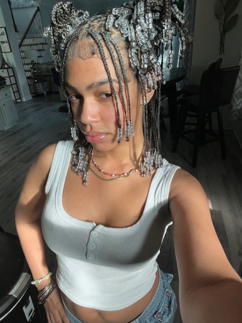 Short Knotless Braids With Beads Claw Clip, Ways To Style Mini Braids, Pretty Braided Hairstyles Short, Braids W Beads Hairstyles, Pretty Braided Hairstyles With Beads, Styles For Short Box Braids, Long Lasting Protective Styles, Hairstyles With Braids And Beads, Short Knotless Hairstyles