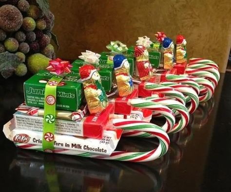 Hello, Yummy - Candy Cane Sleighs 🛷 🎄 love this idea!... Special Christmas Gifts, Candy Sleigh, Candy Cane Sleigh, Christmas Treats For Gifts, Tree Village, Christmas Candy Gifts, Easy Christmas Treats, Diy Christmas Gifts For Family, Diy Christmas Presents