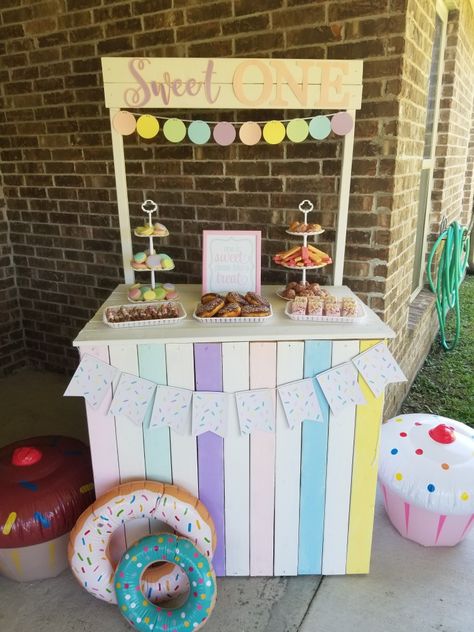 Two Sweet Diy Decorations, Sweet 1 Birthday Party, Sweet One First Birthday Dessert Table, Two Sweet Photoshoot Ideas, Two Sweet Party Food, Ice Cream Shoppe Birthday Party, Sweet Ones First Birthday, Sweet One Decorations, Sweet One First Birthday Food Ideas