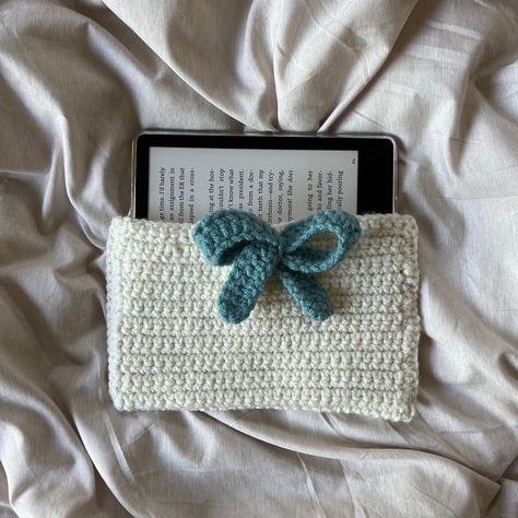 Carefully hand-knit crochet Kindle Paperwhite sleeve/ protective pouch. Color displayed in listing photos is "cream" and bow color is "blue" Crochet Book Pouch, Crochet Kindle Case, Kindle Aesthetic, Crochet 101, Gifts Book, Crochet Case, Book Pouch, Crochet Book, Kindle Sleeve