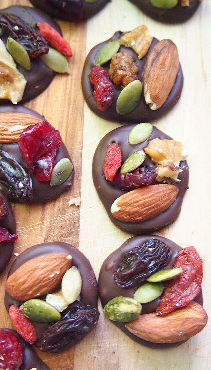 2 Ingredient Organic Dark Chocolate Trail Mix Energy Bites! This is seriously the easiest recipe. Only a couple steps to make the perfect dessert, pre/post workout snack, gift or road trip munchies! Chocolate Trail Mix, Snack Sani, Idee Pasto, Snacks Saludables, Läcker Mat, حلويات صحية, S'mores, 2 Ingredient, Snacks Für Party