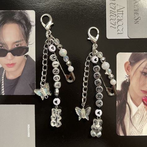 Kpop Phone Charms, How To Make Charms, Kpop Keychain Ideas, How To Make A Keychain, How To Make Phone Charms, Kpop Charms, Cute Keychain Ideas, Matching Phone Charms, Keyring Kpop