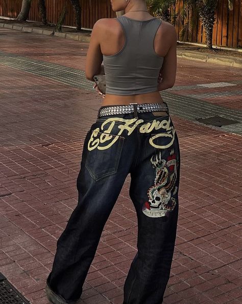 Ed Hardy Baggy Jeans, Ed Hardy Pants Outfit, Es Hardy Jeans, Graphic Jeans Outfit, Ed Hardy Jeans Outfit, Custom Cargo Pants, Jeans Design Ideas, Graphic Baggy Jeans, Ed Hardy Outfit