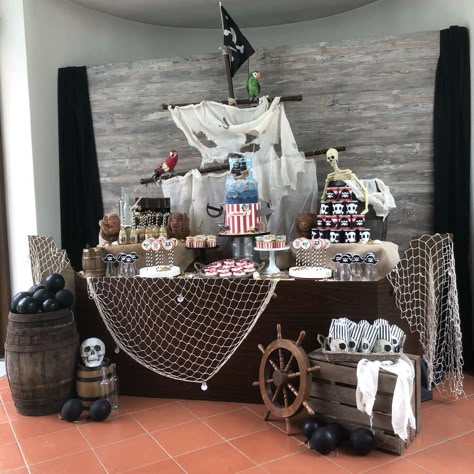 Pirates 4th birthday party | CatchMyParty.com Pirate Birthday Party Backdrop, Pirate Birthday Table, Pirate Party Table Setting, Pirate Party Dessert Table, Pirates Themed Birthday Party, Pirate Party Table Decor, Pirate Halloween Table Decorations, Pirate Party Balloon Arch, Piarets Party