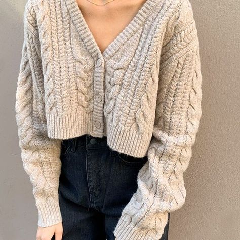 #oakandfort hashtag on Instagram • Photos and Videos Cropped Cardigan Outfit, Cardigan Outfit Aesthetic, Knit Cardigan Outfit, Woolen Clothes, Knitting Basics, Outfit Autumn, Fall Capsule Wardrobe, Cardigan Outfits, Cozy Vibes