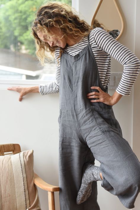 Linen Dungarees Outfit, Green Linen Overalls Outfit, Cotton And Linen Clothing, Linen For Winter, Loose Summer Clothes, Natural Fashion Style Outfits, Artsy Mom Aesthetic, 100% Cotton Clothing Women, Nature Style Clothing