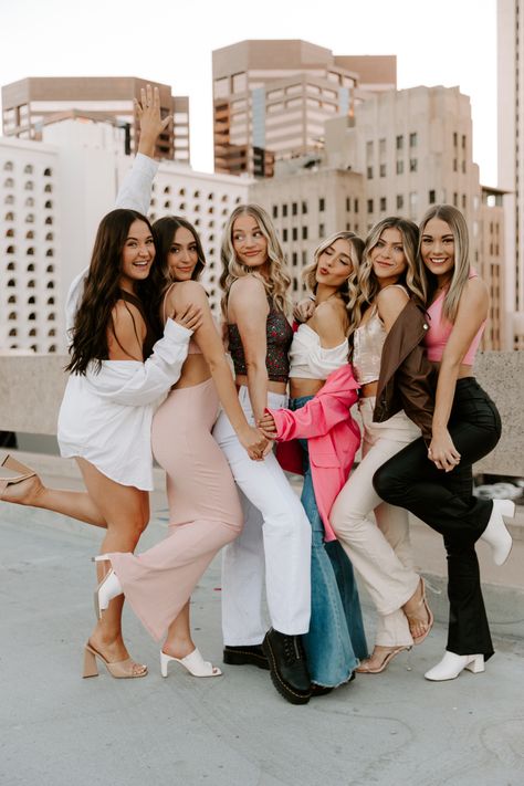 Bachelorette Party Photo Poses, Photo Shoot With Friends Group Poses, Bachelorette Group Photo Ideas, Going Out Poses With Friends, Bachelorette Beach Photos, Poconos Bachelorette, Bachelorette Photoshoot Ideas, Bachelorette Group Photos, Bachelorette Party Picture Ideas