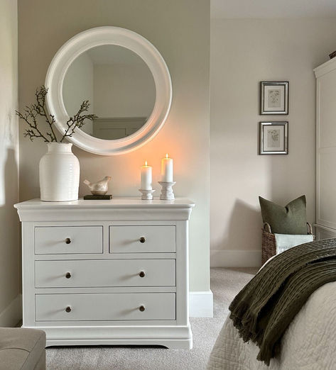 white painted chest of drawers White Furniture Interior, Cosy Farmhouse Bedroom, Off White Wardrobe Bedroom, Cotswold Company Bedrooms, Decorate Chest Of Drawers Top, Chest Of Drawers Styling Bedroom, Grey Bedroom White Furniture, The White Company Bedroom, Neutral Bedroom Furniture Ideas