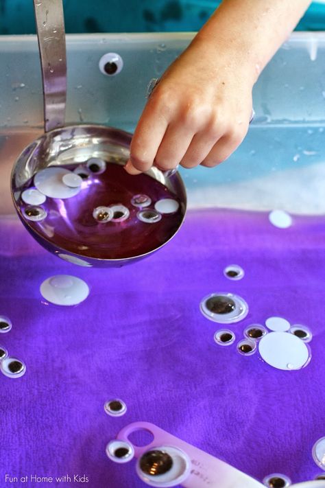 Colored Water Sensory Bin: Googly Eye Soup from Fun at Home with Kids  (includes non-choking hazard alternatives in post) Sensory Bin Ideas For Toddlers, Water Sensory Bin, Halloween Ideas For Kids, Halloween Sensory Bin, Sensory Bin Ideas, Halloween Sensory, Colored Water, Halloween Preschool, Fall Preschool