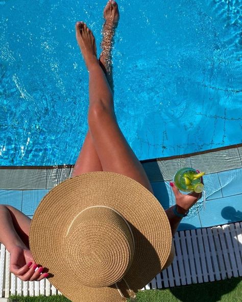 Resort Photo Ideas, Pool Picture Ideas, Resort Pics, Beach Photo Inspiration, Pool Poses, Pool Photography, Beautiful Photoshoot Ideas, Summer Picture Poses, Pool Picture