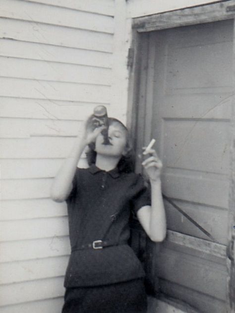 #beer #lady #drink #vintage #Black and White #women drinking beer #women and beer #beer girls Awkward Photos, White Photo, Vintage Pictures, Vintage Love, Vintage Photographs, Vintage Photography, Bad Girl, White Photography, Old Photos