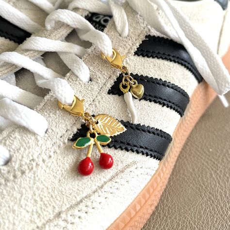 Sneakers With Charms, 2024 Trend Shoes, Colorful Shoes Outfit Sneakers, Charms On Shoes, Charm Sneakers, Shoe Charms Diy, Sneaker Charms, Shoes Charm, Shoelace Charms