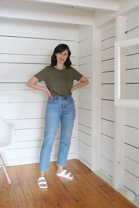 Mom Jeans Casual Outfit Summer, Basic Outfits For Moms, Casual Daily Outfits Simple, Summer Outfit Women Over 40, Simple Timeless Outfits, Classic Casual Summer Outfits, Minimal Outfits For Women Summer, Moms Outfit Casual, Casual Basic Outfits Summer