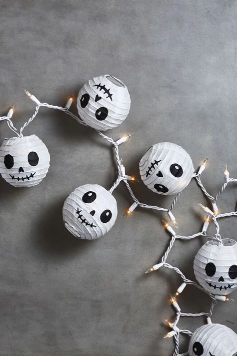 House of horrors: 15 scary DIY Halloween decorations - Mum's Grapevine Decorate Lantern, Spooky Diy Halloween Decor, Halloween Garage, Strašidelný Halloween, Easy Halloween Party, Easy Diy Halloween Decorations, Halloween Ball, Casa Halloween, Halloween Clothes