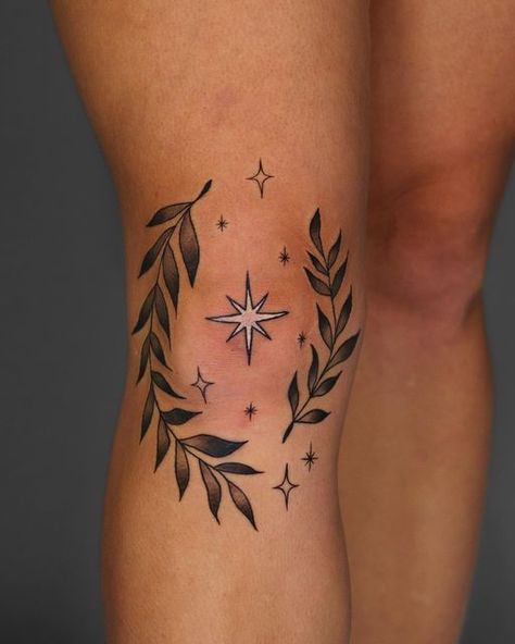 Knee Tattoo Pair, Traditional Tattoos Around Knee, Traditional Kneecap Tattoo, Underbooty Tattoo Women, Arrow Knee Tattoo, Celestial Knee Tattoo, Round Knee Tattoo, Womens Knee Tattoo Ideas, Knee Ring Tattoo