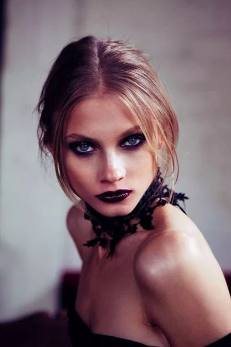 Trucco sexy per Halloween: idee facili Anna Selezneva, Victorian Vampire, Vampire Makeup, Collections Photography, Interview With The Vampire, Dark Lips, Fantasias Halloween, Dark Eyes, Halloween Inspiration