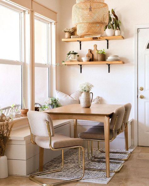 Aubrey (@helloimaubs) • Instagram photos and videos Small Breakfast Nook, Wood Dining Room Table, Small Room Decor, Small Dining Table, Kitchen Nook, Dining Nook, Dining Room Small, Small Dining, Farmhouse Dining