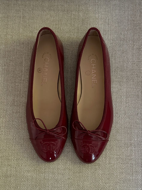 ig @natalia.qro        Chanel BalletFlats RedShoes Fashion DesignerShoes ElegantStyle ClassicChic TimelessFashion Fall Trends Burgundy Aura Red, Burgundy Ballet Flats, The Gel Bottle, Burgundy Flats, Nails Hand Painted, Online Scrapbook, Trending Nails, Dr Shoes, Expensive Shoes