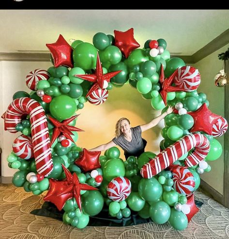 Grinch Christmas Decorations Ballons, Balloon Wall Backdrop Christmas, Balloon Christmas Parade Float, Christmas Balloon Hoop, Ballon Christmas Decorations, Balloon Arch Christmas, Xmas Balloon Decorations, Christmas Balloon Wreath, Christmas Decor Ideas Balloons