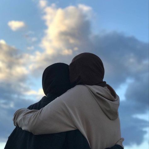 ملصق تحفيزي, Haiwan Comel, Bff Poses, Muslim Couple Photography, Bff Photoshoot Poses, Hijabi Aesthetic, Photographie Inspo, Best Friends Shoot, Friend Poses Photography