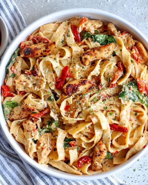 Chicken Alfredo With Sundried Tomatoes And Spinach, Fettuccine With Vegetables, Sun Dried Tomato Chicken Alfredo Pasta, Sundried Tomato Alfredo Pasta, Fettucini Dinner Ideas, Sundried Tomato Fettuccine, Fettuccine Alfredo With Spinach, Chicken Alfredo With Tomatoes, Sun Dried Tomato Alfredo Pasta