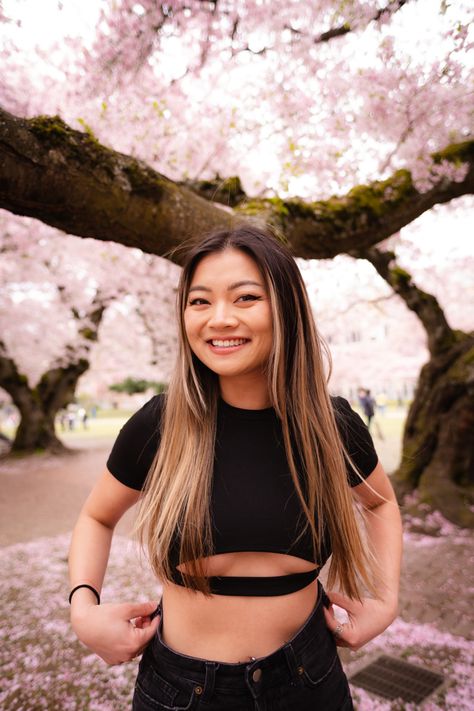 Girl wearing all black at cherry blossom photo with balayage Festival Pics, Instagram Inspo Aesthetic, Pink Balayage, All Black Fit, Cherry Blossom Festival, Pose Idea, Inspo Instagram, Wearing All Black, Pink Instagram