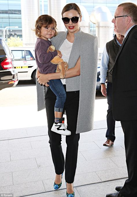 Boys Cape, Cape Outfit, Miranda Kerr Style, The Fashion Spot, Daily Outfit Inspiration, Model Street Style, Grey Outfit, Orlando Bloom, Cape Coat