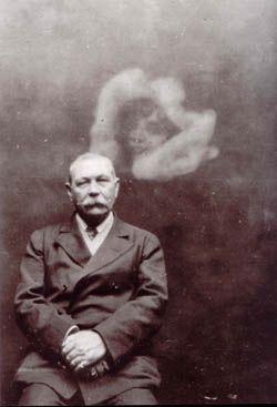 Arthur Conan Doyle Spirit Photograph William Hope headed the Crewe Circle in the 1920s Spirit Photography, Gif Terror, Paranormal Photos, Ghost Photography, Sir Arthur Conan Doyle, Detektif Conan, Arthur Conan, Conan Doyle, Arthur Conan Doyle