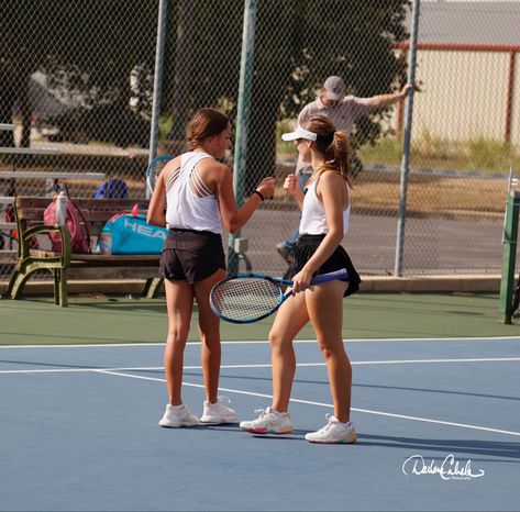 Tennis Coach Aesthetic, Highschool Tennis Aesthetic, Tennis Tournament Aesthetic, Tennis High School, Tennis Workout Training, Tennis Friends, High School Tennis, Tennis Pics, Highschool Friends