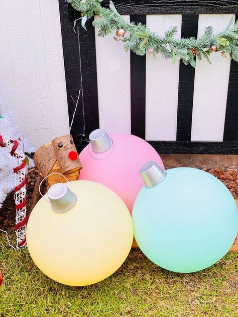 Diy Inflatable Christmas Ornaments, Giant Christmas Baubles, Diy Giant Ornaments Outdoor Christmas, Diy Large Christmas Ornaments Outdoor, Diy Giant Ornaments, Diy Large Christmas Ornaments, Giant Ornaments, Outdoor Christmas Diy, Pinecone Crafts Christmas