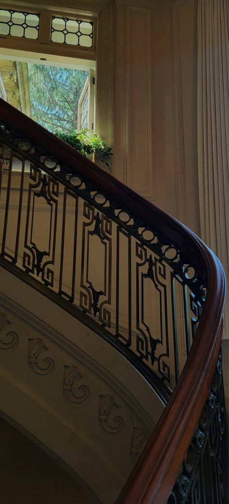 Vintage Railing, Dream House Staircase, Travel Old Money, Vintage Staircase, Moulding Wall, Victorian Staircase, Estate Mansion, Manor Estate, Old Money House