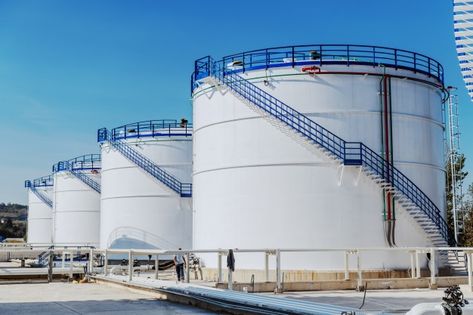 Picture of oil tanks at refinery. sunny ... | Premium Photo #Freepik #photo #business #technology #architecture #plant Gas Storage, Technology Architecture, Tank Drawing, Funny Vines Youtube, Interrior Design, Ho Model Trains, Physics Notes, Oil Refinery, Storage Tanks