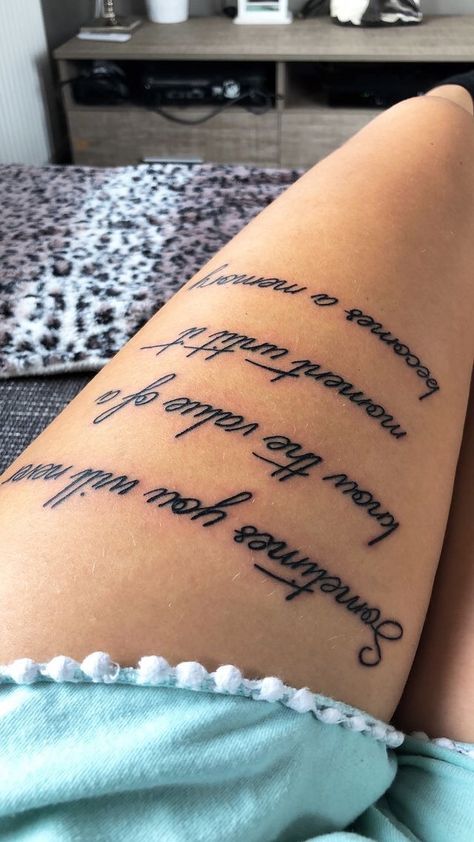 Thigh Tattoo Quotes, Design Tatuaje, Rosen Tattoo Frau, Tato Paha, Tato Dengan Makna, Tattoo Schrift, Remembrance Tattoos, Writing Tattoos, Inspiration Tattoos