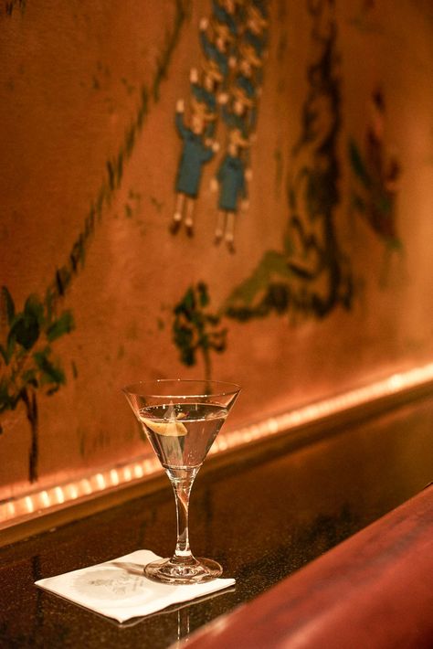 The famous Bemelmans Bar gin martini Bemelmans Bar, Gin Martini, Martini Glass, Coffee Cake, Black Coffee, Martini, Gin, Favorite Places, Cafe