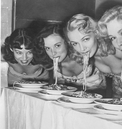 "Everything you see, I owe to spaghetti!" - Sophia Loren Women Eating, Italian Photography, Eating Spaghetti, Frases Instagram, Louis Armstrong, People Eating, Foto Vintage, Real Girls, Vintage Photography