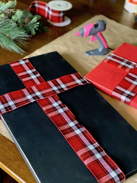 Wood Christmas Presents Diy, Wood Presents Diy Christmas, Wood Presents Christmas, Christmas Porch Decor Diy, Wood Presents Diy, Wooden Presents Christmas Crafts, Black And Red Plaid Christmas Decor Diy, Rustic Christmas Painting On Wood, Faux Wood Christmas Presents