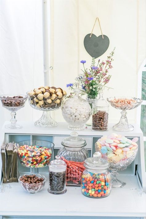 Wedding Sweet Cart, Sweets Table Wedding, Wedding Candy Table, Sweet Table Wedding, Food Truck Wedding, Bar A Bonbon, Sweet Carts, Candy Bar Wedding, Garden Wedding Reception