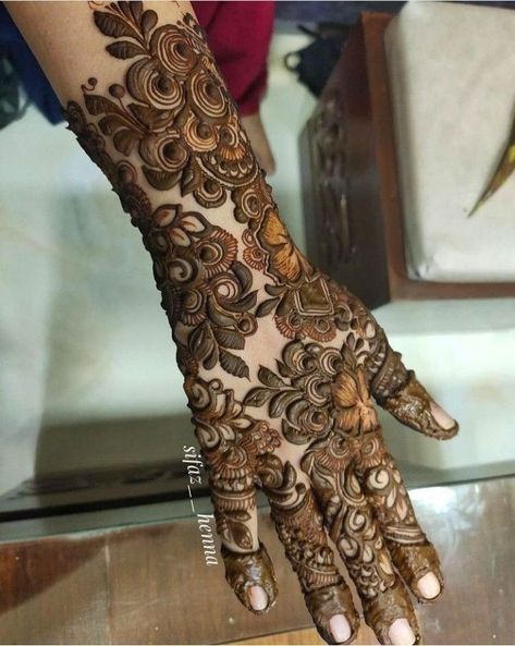 Simple & useful dubai & khafif back hand mehndi designs ideas 2022 Mehandi Designs Khafif, Mehendi Designs Khafif, Khafif Mehndi Designs New Back Hand, Back Mehandi Designs, Back Hand Mehndi Designs Back Hand Mehndi Designs Arabic, Arbi Mehndi Design, Mehandi Designs For Back Hands, Mehendi Designs For Back Hands, Arbi Mehndi