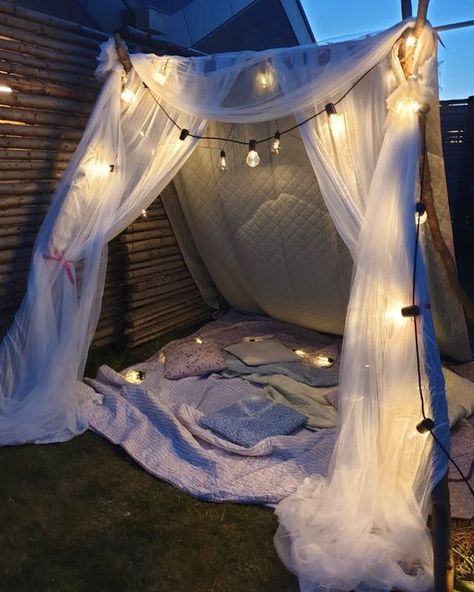 Diy Daybed, Diy Tent, Couple Room, Nordic Minimalism, Living Room Trends, Couch Set, Dinner For Two, Cozy Room, Scandinavian Home