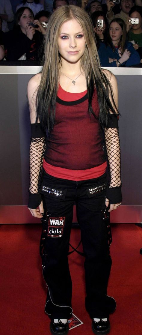 2000 Outfits Early 2000s Fashion Trends, 2000s Outfit Ideas, 2000 Outfits, Chica Punk, Avril Lavigne Style, Estilo Emo, 2000s Outfit, Fashion 2000s, 2000s Fashion Trends