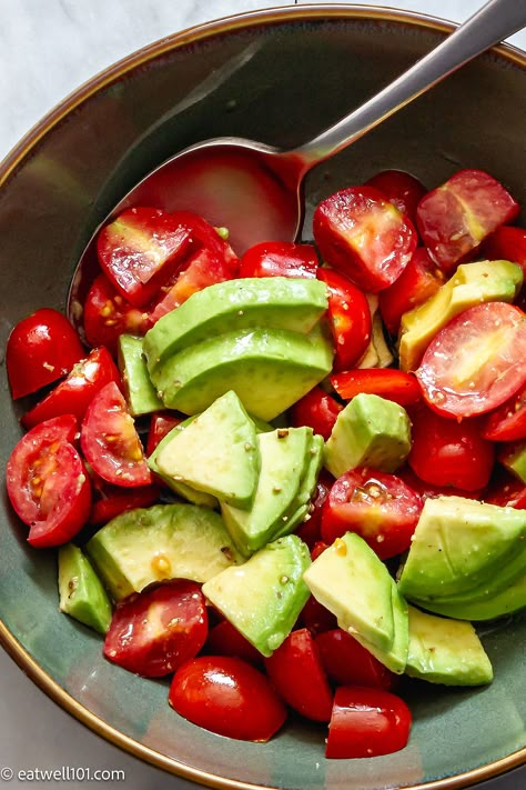 Tomato Avocado Salad, Cabbage Recipes Healthy, Tomato Breakfast, Tomato Salad Recipe, Salad Tomato, Tomato Salad Recipes, Tomato Avocado, Avocado Tomato Salad, Avocado Salad Recipes