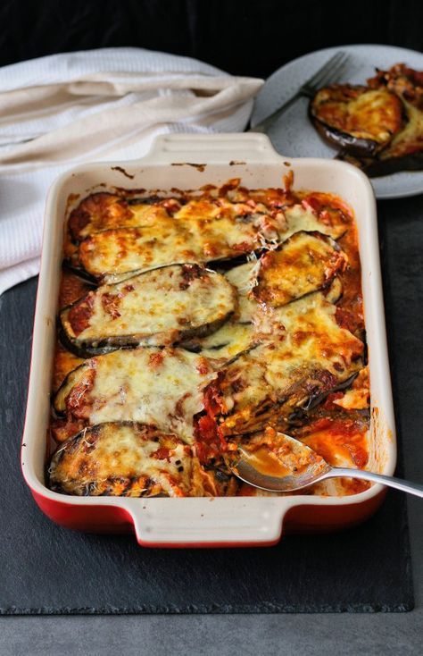 Aubergine Recipe Healthy, Groente Geregte, Aubergine Recipe, Eggplant Recipes Easy, Light Meals, Meatless Dinner, Veggie Food, Eggplant Parmesan, Mediterranean Food