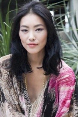 Liu Wen, Chinese Supermodel. Pale is Beautiful: Praising the Ethereal Beauty of Fair Skin. Monolid Makeup, Asian Haircut, Liu Wen, Lob Haircut, Mid Length Hair, Frizzy Hair, Asian Hair, Hair Dos, Messy Hairstyles