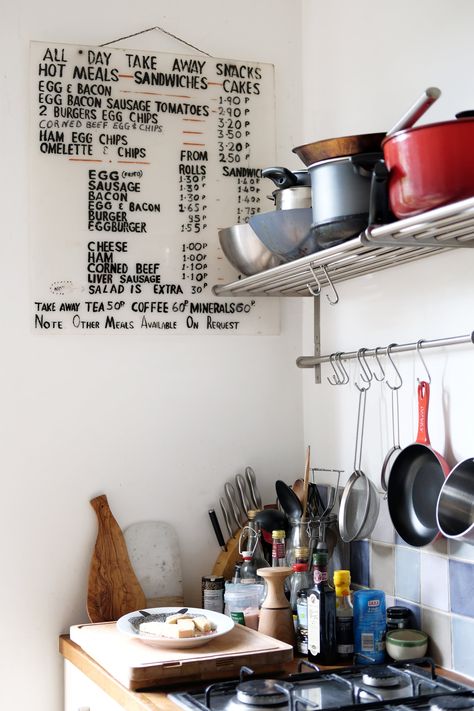 A London Flat Inspired by Danish Design Ham Egg And Chips, Smart Small Kitchen, Small Kitchen Pictures, Small Kitchen Solutions, Small House Kitchen, Deck Wall, Glossy Kitchen, Small Kitchen Design Ideas, Steel Rack